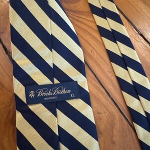 men tie brand is brooks brothers brand new with tags color is a yellow and navy